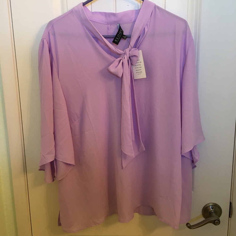Sheer georgette bluse with v-neck and tie detail.
